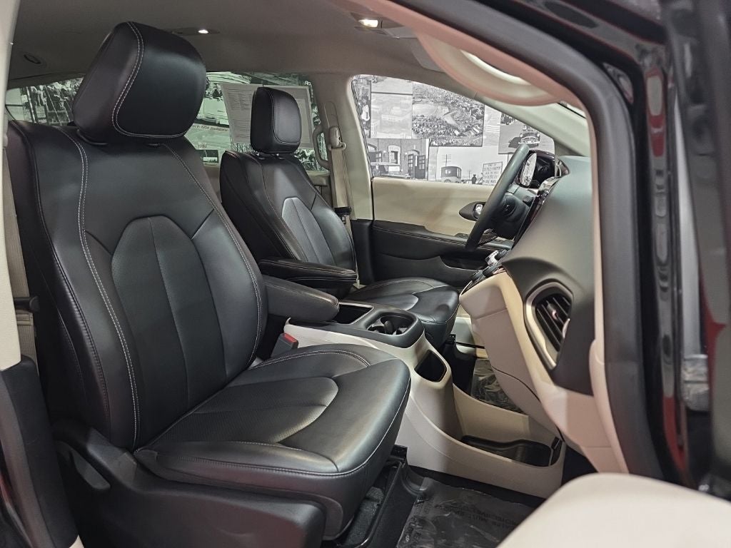 2024 Chrysler Pacifica Touring L CarBravo Certified