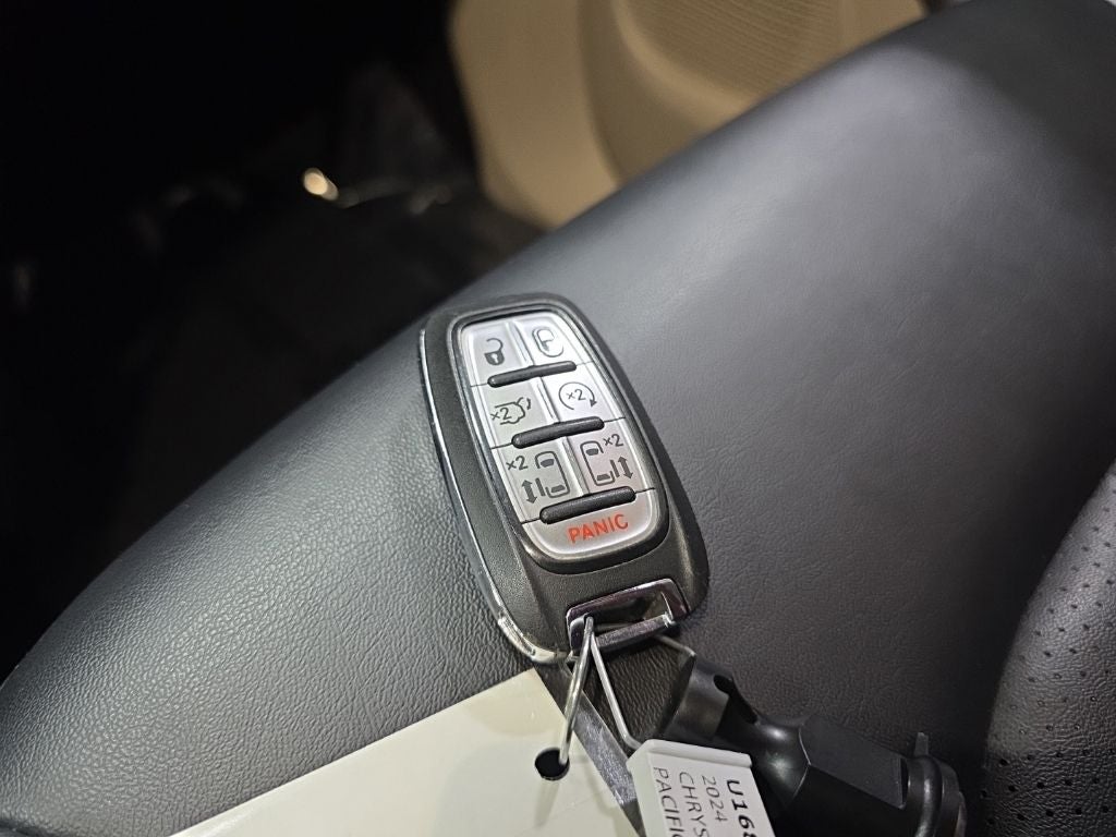 2024 Chrysler Pacifica Touring L CarBravo Certified