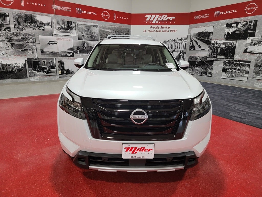 2025 Nissan Pathfinder SL
