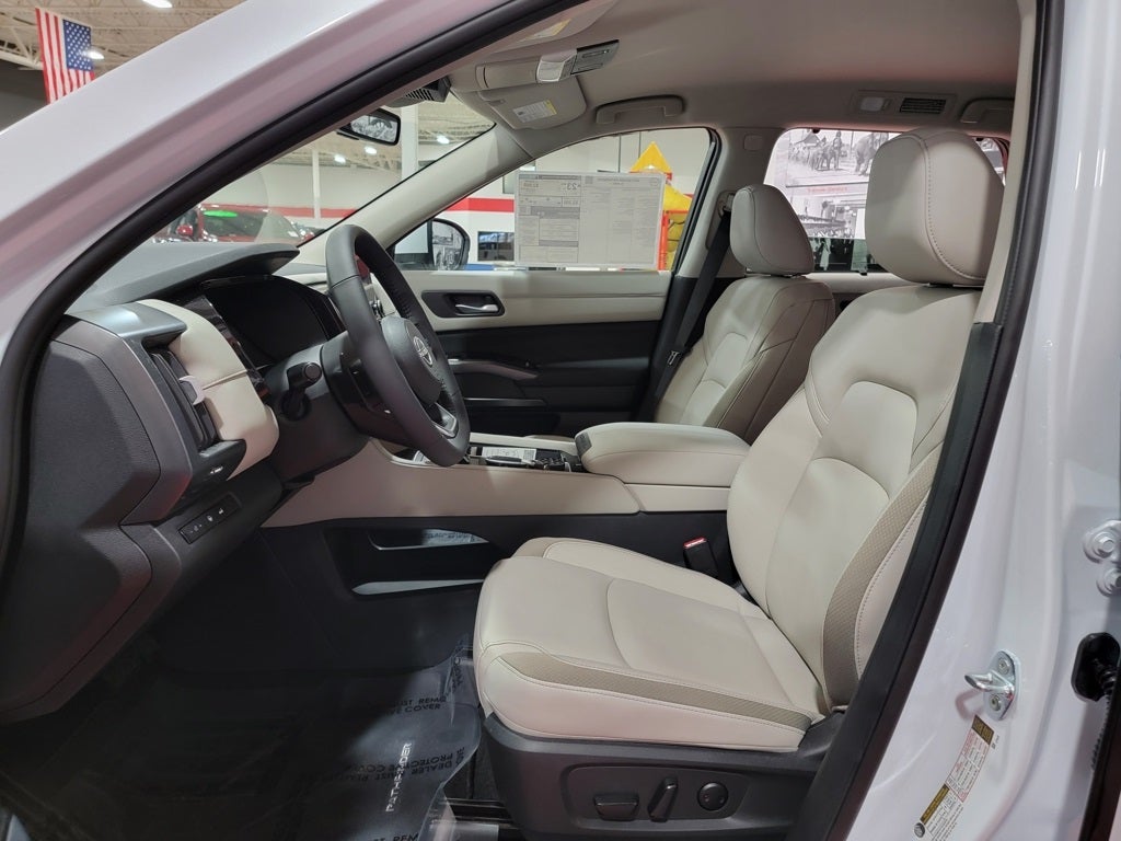 2025 Nissan Pathfinder SL