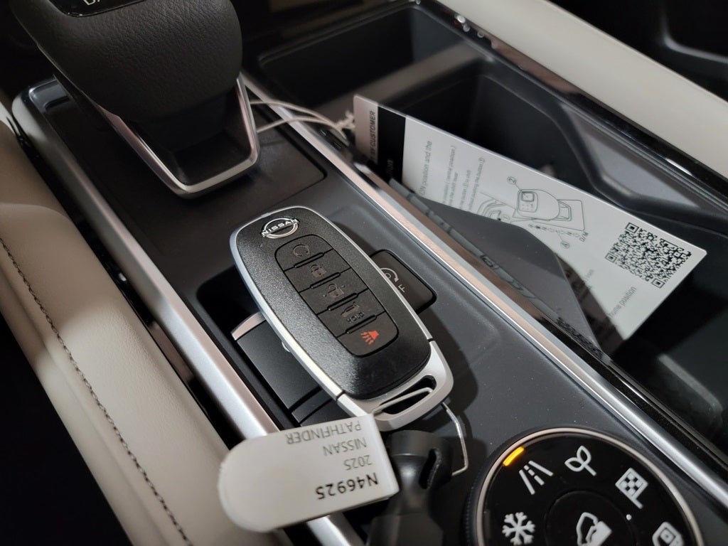 2025 Nissan Pathfinder SL