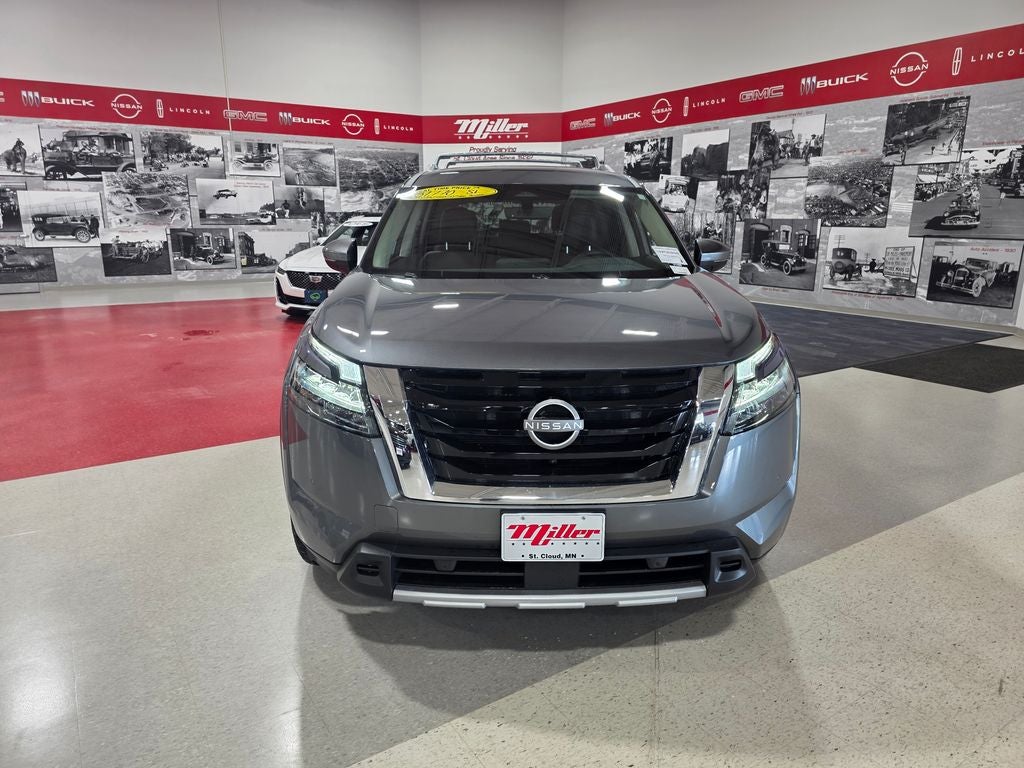 2025 Nissan Pathfinder SL